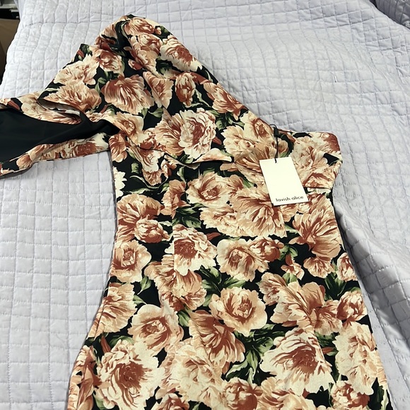 Lavish Alice One shoulder cape midi floral dress - Picture 8 of 9